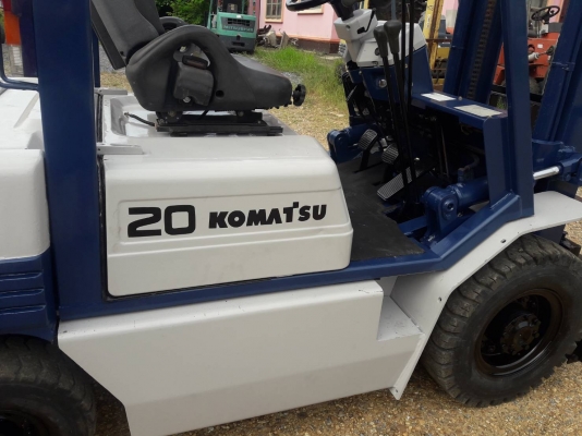 ขายรถยก KOMATSU FD20-11 เครื่องดีเซล 4FE1 เสาสูง 3 เมตร ยกได้ 2 ตัน เกียร์ธรรมดา รถนอกนำเข้า มีเอกสารการนำเข้า ติดต่อ 098-7962549