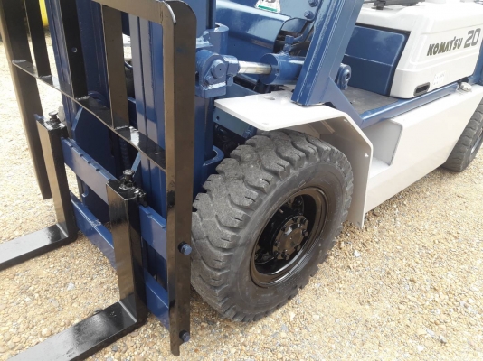 ขายรถยก KOMATSU FD20-11 เครื่องดีเซล 4FE1 เสาสูง 3 เมตร ยกได้ 2 ตัน เกียร์ธรรมดา รถนอกนำเข้า มีเอกสารการนำเข้า ติดต่อ 098-7962549