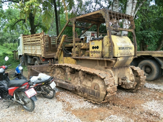 ขายรถแทรคเตอร์ KOMATSU D50A-15 ห้องเลี้ยวน้ำมัน ราคา 250000