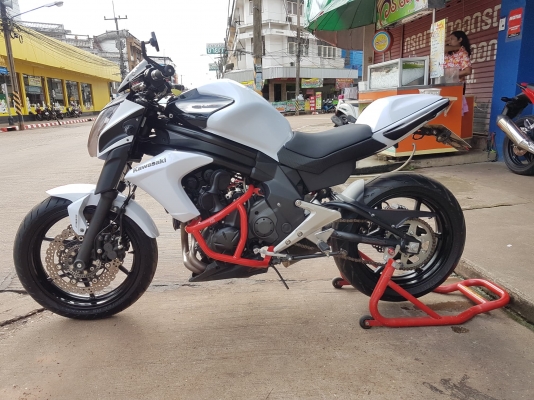 ขายแลกเทิร์น KAWASAKI ER6N ABS ปี 2013 สีสวย ของแต่งล้น ทะเบียนพร้อมโอน ราคา 139000 บาท ส่งได้ทั่วไทยคับ รายการของแต่ง - แฮนด์แต่ง - ท่อแต่งAKRAPOVIC - การ์ดหม้อน้ำแต่ง - มือเบรคมือครัชแต่ง - ชุดท้ายสั้นแต่ง - แคชบาร์ - กระจกปลายแฮนด์แต่ง -ครอบเบาะคนซ้อนเ