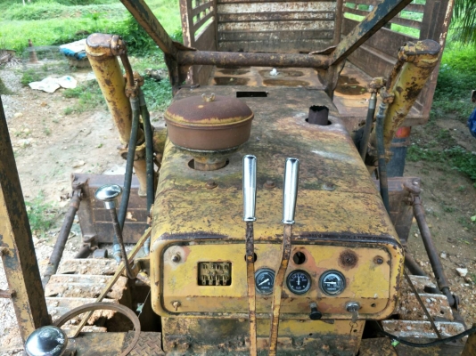ขายรถแทรคเตอร์ KOMATSU D50A-15 ห้องเลี้ยวน้ำมัน ราคา 250000