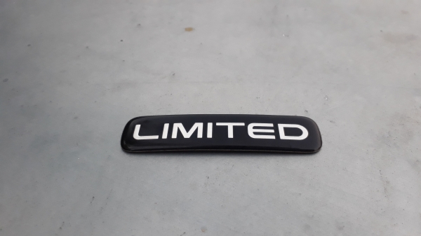 เพลท LIMITED ติดท้ายรถ