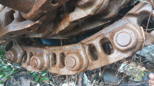 ขายโซ่ รถแทรกเตอร์ D-4-H บู้ชนํ้ามัน ตรา CAT สภาพตามรูป ขายไม่แพงครับ