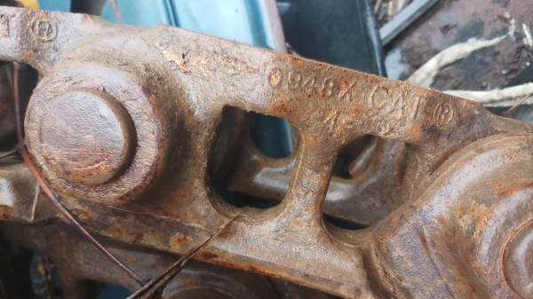 ขายโซ่ รถแทรกเตอร์ D-4-H บู้ชนํ้ามัน ตรา CAT สภาพตามรูป ขายไม่แพงครับ