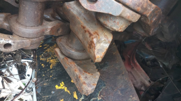 ขายโซ่ รถแทรกเตอร์ D-4-H บู้ชนํ้ามัน ตรา CAT สภาพตามรูป ขายไม่แพงครับ