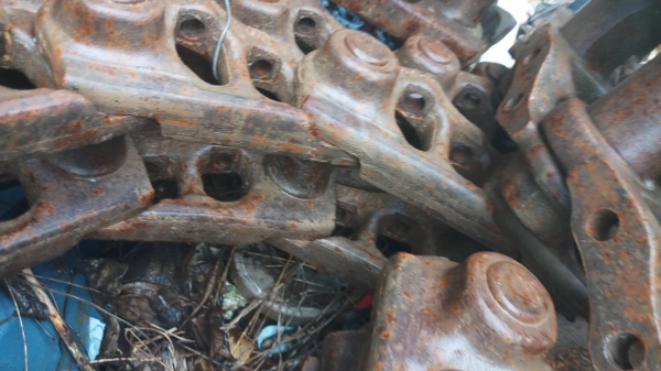 ขายโซ่ รถแทรกเตอร์ D-4-H บู้ชนํ้ามัน ตรา CAT สภาพตามรูป ขายไม่แพงครับ