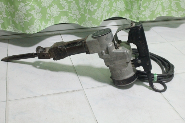 เครื่องสกัดคอนกรีตไฟฟ้ายี่ห้อ makita hm1201 สภาพดีพร้อมใช้งานครับ