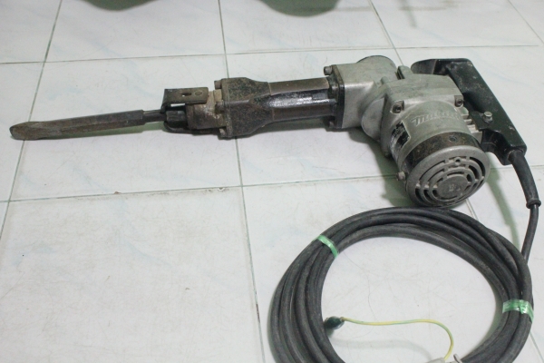 เครื่องสกัดคอนกรีตไฟฟ้ายี่ห้อ makita hm1201 สภาพดีพร้อมใช้งานครับ
