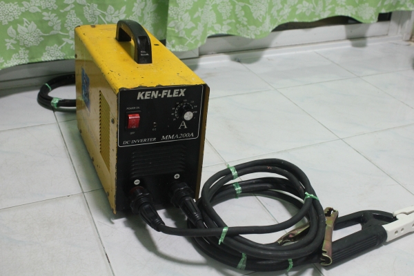 เครื่องเชื่อมอินเวอร์เตอร์ยี่ห้อ KENFLEX ขนาด 200A สภาพพร้อมใช้งานครับ