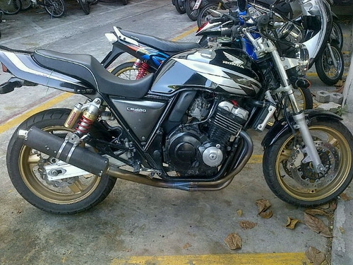 ขาย CB400 Ver.s ปี 1997 อินวอยล์พร้อมสำเนาทะเบียน แผ่นป้ายพร้อม ท่อแต่งไททาเนียมทั้งเส้น