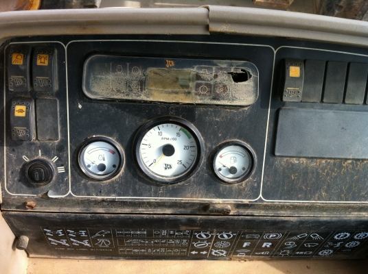 ขายถูกรถตักหน้าขุดหลัง  JCB 214S สภาพสวย พร้อมใช้งาน นำเข้าจาก USA รถมาใหม่ 2 เพลา ขับเคลื่อน 4 ล้อ บุ้งกี๋แบบอ้างับ