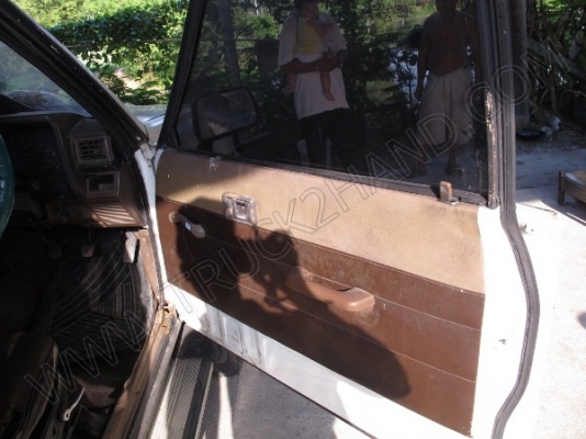 รถกระบะ ยี่ห้อ TOYOTA ขับเคลื่อน 4 ล้อ 2 เพลา