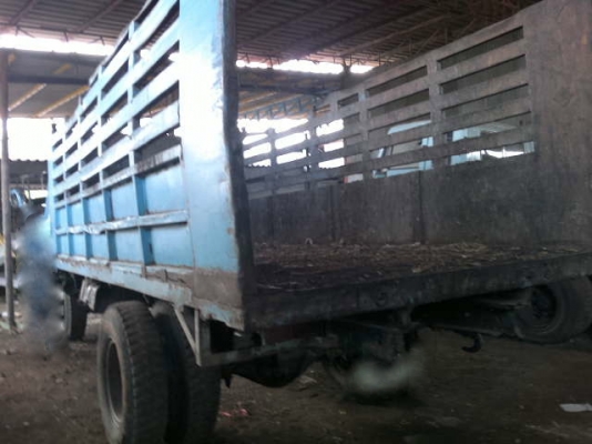 รถนิสสัน 6 ล้อ รั่ว 175 แรงม้า  สนใจติดต่อ 081 - 6079515