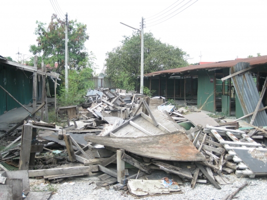 มีเศษไม้ผุจำนวนประมาณ 5 รถสิบล้อ ขายถูกมากแต่ต้องมาขนเอง อยู่ชลบุรีโทร 088-4501277