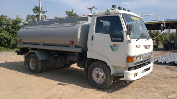 ขายรถน้ำ6 ล้อ 7500ลิตร HINO ปี37  ใช้ปั้มปั่นสเปร์ดูด-ฉีดในตัว