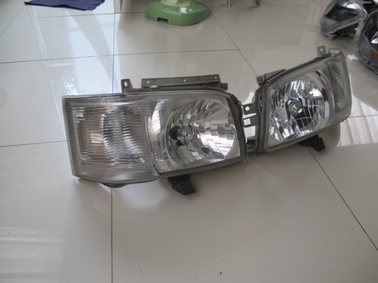 ขายไฟหน้ารถตู้ COMMUTER ปี 2008 ของแท้เก่า