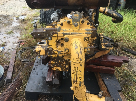 ขายด่วน ปั้มท้ายเครื่องCAT320V2