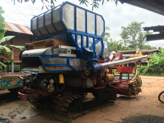 ขายแพ็คคู่รถเกี่ยวพร้อมเทเลอทะเบียนครบคู่450000บาทแยกรถเกี่ยว270000บาทเทเลอ180000บาทรถยุค้อวัง ยโสธร 0854997911