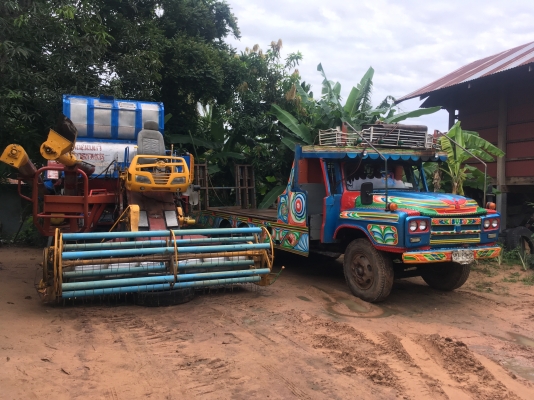 ขายแพ็คคู่รถเกี่ยวพร้อมเทเลอทะเบียนครบคู่450000บาทแยกรถเกี่ยว270000บาทเทเลอ180000บาทรถยุค้อวัง ยโสธร 0854997911