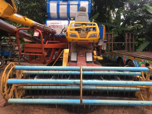 ขายแพ็คคู่รถเกี่ยวพร้อมเทเลอทะเบียนครบคู่450000บาทแยกรถเกี่ยว270000บาทเทเลอ180000บาทรถยุค้อวัง ยโสธร 0854997911