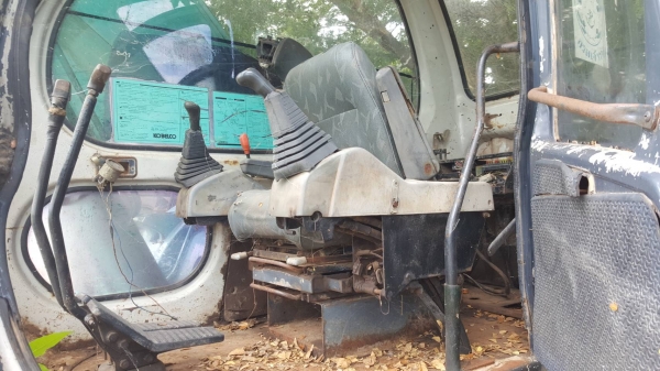 ขายเหมายกชุดตามสภาพ 5 คัน คันละ 430,000 แบคโฮ COBELCO SK200-5 4 คัน และ SK220-5 1 คัน ไม่มีปั้มไฮดรอริค 1 คัน เล่มทะเบียนครบ