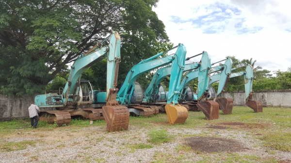 ขายเหมายกชุดตามสภาพ 5 คัน คันละ 430,000 แบคโฮ COBELCO SK200-5 4 คัน และ SK220-5 1 คัน ไม่มีปั้มไฮดรอริค 1 คัน เล่มทะเบียนครบ