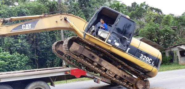 ขายรถแบคโฮ CAT 320C L เอกสารอินวอย ไมล์ 14000 ชม.ราคา 1200000 ขายรถแบคโฮ CAT 320C L เอกสารอินวอย ไมล์ 14000 ชม.ราคา 1200000