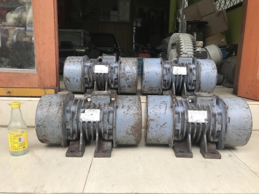 ขายมอเตอร์สั่น-เขย่า Uras Vibrator 0.35 Kw. made in Japan เก่าญี่ปุ่น แปลงไฟเป็น 380V แล้ว รุ่นโครงสร้างใหญ่ สั่นแรง พร้อมใช้งาน มี 4ตัว ราคาตัวละ 6,500 บาท