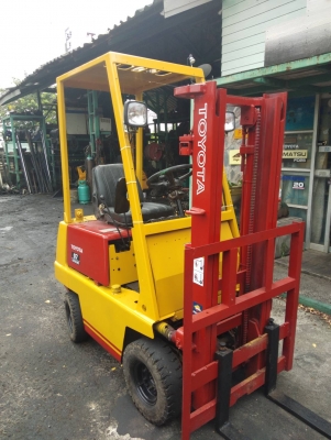 +++ ขายโฟล์คลิฟท์ TOYOTA FG900  เครื่องยนต์เบนซิน  เกียร์ธรรมดา  เสา 3  เมตร  ยางลม