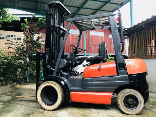 ขายโฟคลิฟTOYOTA. รุ่น6ดีเซล2.5  สูง6เมตรพร้อมใช้ครับ