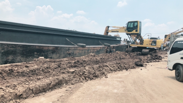 ขายด่วน แบคโฮ ท่าทราย PC200-7 SK200-6 2คัน เบอร์นี้เท่านั้น 085-757-6668