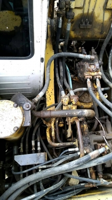 ขายรถแมคโค PC-200-5 มีเอกสารอินวอย์ ไฟฟ้าครบ บูมไม่มีรอยแตก ขาย 375,000 บาท