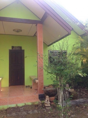 ขายรีสอร์ทส่วนตัวกลางเกาะช้าง จ.ตราด  มีบ้านพัก 4 หลัง เนื้อที่ 1 ไร่ 2 งานเศษ  ด้านหน้าติดทะเล ด้านหลังติดภูเขา  ทำเลดี  อากาศบริสุทธิ์  บรรยากาศ ไม่ต้องพูดถึง บอกได้คำเดียวว่าธรรมชาติมาก ขายถูกๆ เท่า ราคาประเมิน  16 ล้านบาท โฉนดพร้อมโอน เกาะช้าง จ.ตราด