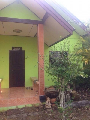 ขายรีสอร์ทส่วนตัวกลางเกาะช้าง จ.ตราด  มีบ้านพัก 4 หลัง เนื้อที่ 1 ไร่ 2 งานเศษ  ด้านหน้าติดทะเล ด้านหลังติดภูเขา  ทำเลดี  อากาศบริสุทธิ์  บรรยากาศ ไม่ต้องพูดถึง บอกได้คำเดียวว่าธรรมชาติมาก ขายถูกๆ เท่า ราคาประเมิน  16 ล้านบาท โฉนดพร้อมโอน เกาะช้าง จ.ตราด