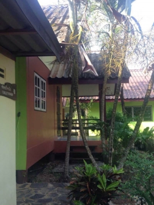 ขายรีสอร์ทส่วนตัวกลางเกาะช้าง จ.ตราด  มีบ้านพัก 4 หลัง เนื้อที่ 1 ไร่ 2 งานเศษ  ด้านหน้าติดทะเล ด้านหลังติดภูเขา  ทำเลดี  อากาศบริสุทธิ์  บรรยากาศ ไม่ต้องพูดถึง บอกได้คำเดียวว่าธรรมชาติมาก ขายถูกๆ เท่า ราคาประเมิน  16 ล้านบาท โฉนดพร้อมโอน เกาะช้าง จ.ตราด