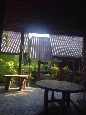 ขายรีสอร์ทส่วนตัวกลางเกาะช้าง จ.ตราด  มีบ้านพัก 4 หลัง เนื้อที่ 1 ไร่ 2 งานเศษ  ด้านหน้าติดทะเล ด้านหลังติดภูเขา  ทำเลดี  อากาศบริสุทธิ์  บรรยากาศ ไม่ต้องพูดถึง บอกได้คำเดียวว่าธรรมชาติมาก ขายถูกๆ เท่า ราคาประเมิน  16 ล้านบาท โฉนดพร้อมโอน เกาะช้าง จ.ตราด