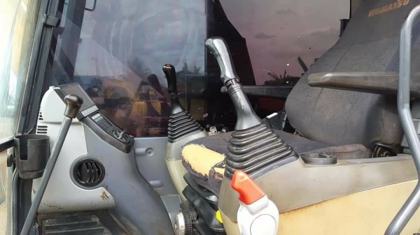 ขาย 1,350,000 KOMATSU pc 200-8 เล่มทะเบียน สภาพสวย ไฟฟ้าครบ ช่วงล่างเต็ม โซ่ใหม่ เอวแน่น แอร์หนาว เครื่องดี ปั้มแรง รถอยู่ นครปฐม 064-191-1112