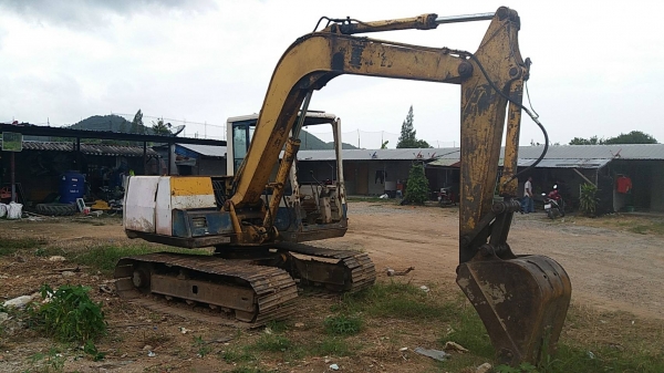 ขาย 275,000 KOMATSU pc 60-6 ไฟฟ้าตัด เครื่องดี ปั้มแรง เอวแน่น ช่วงล่างเต็ม แต่เก๋งไม่สวย รถพร้อมใช้ รถอยู่ ชลบุรี แหลมฉบัง 090-772-3710 090-772-3708