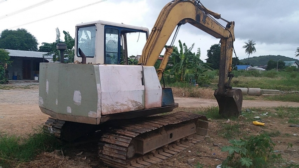ขาย 275,000 KOMATSU pc 60-6 ไฟฟ้าตัด เครื่องดี ปั้มแรง เอวแน่น ช่วงล่างเต็ม แต่เก๋งไม่สวย รถพร้อมใช้ รถอยู่ ชลบุรี แหลมฉบัง 090-772-3710 090-772-3708