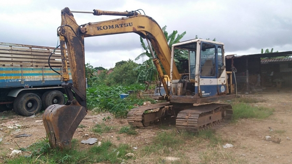 ขาย 275,000 KOMATSU pc 60-6 ไฟฟ้าตัด เครื่องดี ปั้มแรง เอวแน่น ช่วงล่างเต็ม แต่เก๋งไม่สวย รถพร้อมใช้ รถอยู่ ชลบุรี แหลมฉบัง 090-772-3710 090-772-3708