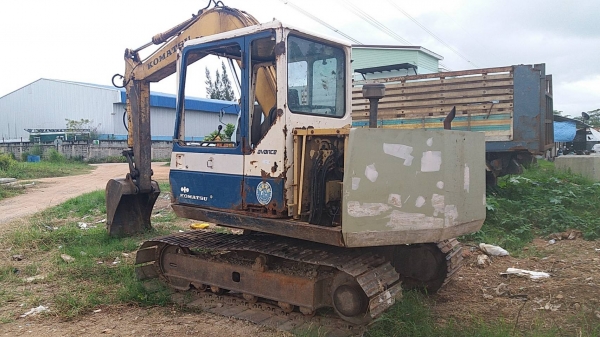 ขาย 275,000 KOMATSU pc 60-6 ไฟฟ้าตัด เครื่องดี ปั้มแรง เอวแน่น ช่วงล่างเต็ม แต่เก๋งไม่สวย รถพร้อมใช้ รถอยู่ ชลบุรี แหลมฉบัง 090-772-3710 090-772-3708
