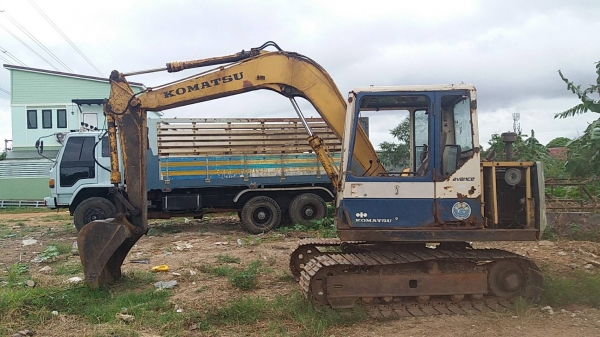 ขาย 275,000 KOMATSU pc 60-6 ไฟฟ้าตัด เครื่องดี ปั้มแรง เอวแน่น ช่วงล่างเต็ม แต่เก๋งไม่สวย รถพร้อมใช้ รถอยู่ ชลบุรี แหลมฉบัง 090-772-3710 090-772-3708