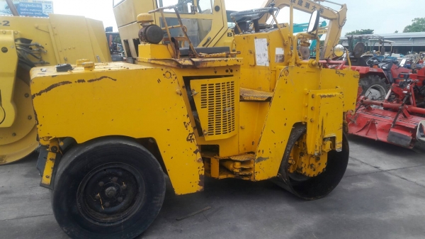 รถบด หน้าเหล็กหลังยาง ขนาด4ตัน ยี่ห้อ BOMAG รุ่น BW121AC