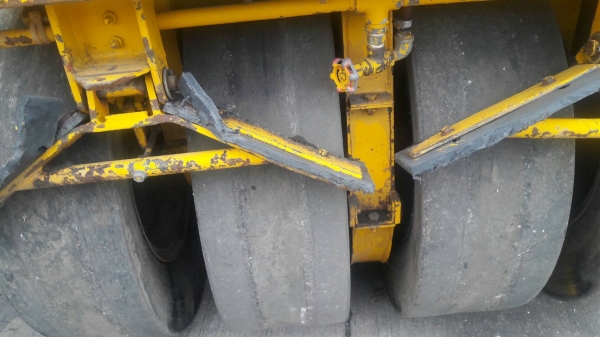 รถบด หน้าเหล็กหลังยาง ขนาด4ตัน ยี่ห้อ BOMAG รุ่น BW121AC