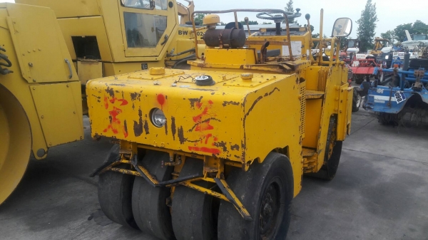 รถบด หน้าเหล็กหลังยาง ขนาด4ตัน ยี่ห้อ BOMAG รุ่น BW121AC