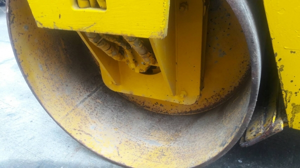 รถบด หน้าเหล็กหลังยาง ขนาด4ตัน ยี่ห้อ BOMAG รุ่น BW121AC