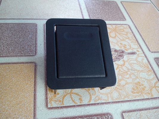 ช่องที่เขี่ยบุหรี่ด้านหลัง BMW3 E36 ช่องที่เขี่ยบุหรี่ด้านหลัง BMW3 E36