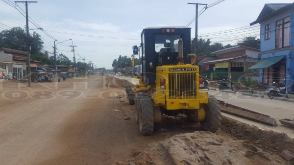 ขายด่วน รถเกรด komatsu GD28 เครื่องดี พร้อมใช้งาน มีเอกสารซื้อขาย เพียง 320000 บาท