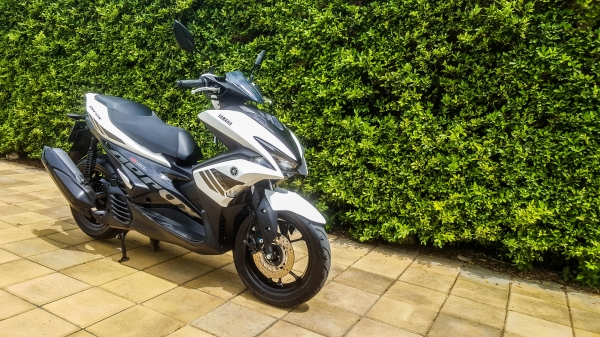 YAMAHA AEROX 155 สีขาว รถสวยใหม่ พร้อมใช้งาน เอกสารชุดโอนครบ วิ่งน้อย  ตัวรถสวยมาก