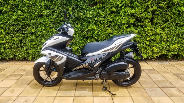 YAMAHA AEROX 155 สีขาว รถสวยใหม่ พร้อมใช้งาน เอกสารชุดโอนครบ วิ่งน้อย  ตัวรถสวยมาก